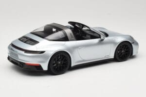 Porsche 911 992 Targa 4 GTS Hõbedane Minichamps 1:18 155061061 Metall - pilt 2/6