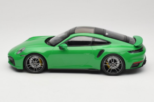 Porsche 911 992 Turbo S Roheline Minichamps 1:18 153069077 Metall - pilt 3/6