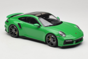 Porsche 911 992 Turbo S Roheline Minichamps 1:18 153069077 Metall - pilt 4/6