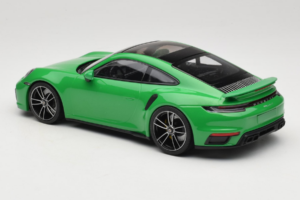 Porsche 911 992 Turbo S Roheline Minichamps 1:18 153069077 Metall - pilt 5/6