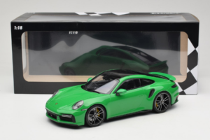 Porsche 911 992 Turbo S Roheline Minichamps 1:18 153069077 Metall - pilt 6/6
