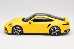 Porsche 911 992 Turbo S Kollane Minichamps 1:18 155069071 Metall - pilt 3/6