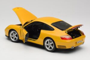 Porsche 911 996 Carrera 4S Kollane Maisto 1:18 WAP02101610 Metall - pilt 5/8