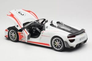 Porsche 918 Spyder Weissach Package Salzburg Minichamps 1:18 110062441 Metall - pilt 5/8