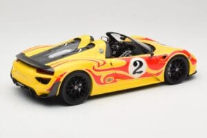 Porsche 918 Spyder Weissach Package Kollane Triipudega Minichamps 1:18 110062446 Metall - pilt 3/8