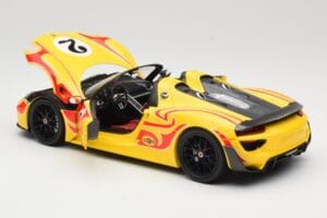 Porsche 918 Spyder Weissach Package Kollane Triipudega Minichamps 1:18 110062446 Metall - pilt 5/8