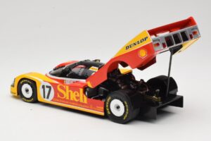 Porsche 962C Group C #17 D. Bell / H-J. Stuck / K. Ludwig 24 Hours of Le Mans 1988 Universal Hobbies 1:18 4704 Metall - pilt 5/8