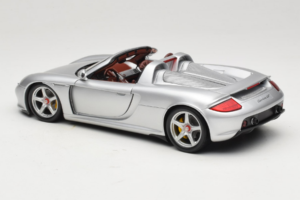 Porsche Carrera GT Silver Metallic Minichamps 1:18 WAP02103014 Metall - pilt 7/8