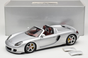 Porsche Carrera GT Silver Metallic Minichamps 1:18 WAP02103014 Metall - pilt 8/8