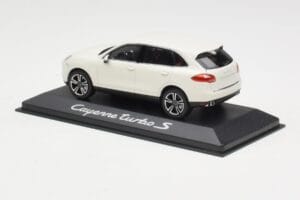 Porsche Cayenne 958 Turbo S Valge Minichamps 1:43 WAP0200220C Metall - pilt 3/4