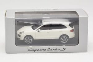 Porsche Cayenne 958 Turbo S Valge Minichamps 1:43 WAP0200220C Metall - pilt 4/4