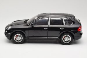 Porsche Cayenne Turbo 957 Must Norev 1:18 WAP02112317 Metall - pilt 4/8