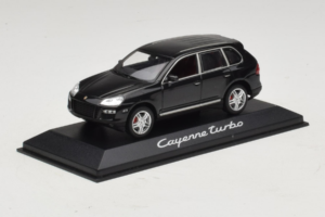 Porsche Cayenne Turbo Dark Green Metallic Minichamps 1:43 WAP02061117 Metall - pilt 2/5