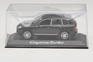 Porsche Cayenne Turbo Dark Green Metallic Minichamps 1:43 WAP02061117 Metall - pilt 4/5