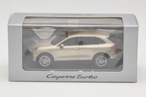 Porsche Cayenne 958 Turbo Kuldne Minichamps 1:43 WAP0200050E Metall - pilt 4/4