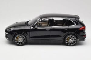 Porsche Cayenne Turbo S 958 Black Metallic Minichamps 1:18 110064000 Metall - pilt 4/8
