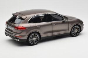 Porsche Cayenne E2 Turbo S Umbra Metallik Minichamps 1:18 WAP0213020F Metall - pilt 3/8
