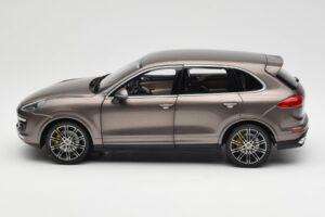 Porsche Cayenne E2 Turbo S Umbra Metallik Minichamps 1:18 WAP0213020F Metall - pilt 4/8