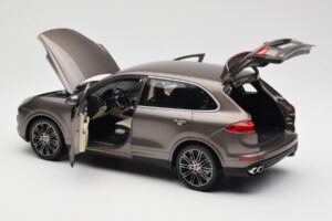 Porsche Cayenne E2 Turbo S Umbra Metallik Minichamps 1:18 WAP0213020F Metall - pilt 5/8