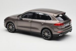 Porsche Cayenne E2 Turbo S Umbra Metallik Minichamps 1:18 WAP0213020F Metall - pilt 7/8