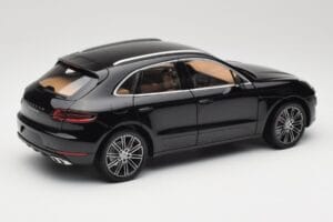 Porsche Macan Turbo 95B Black Metallic Minichamps 1:18 110062502 Metall - pilt 3/8