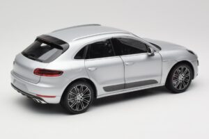 Porsche Macan Turbo 95B Hõbedane Minichamps 1:18 110062504 Metall - pilt 3/8