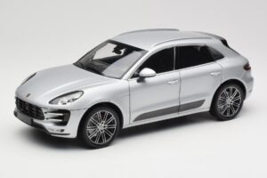 Porsche Macan Turbo 95B Hõbedane Minichamps 1:18 110062504 Metall