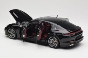 Porsche Panamera 971 Turbo S Must Metallic Minichamps 1:18 113061076 Metall - pilt 5/8