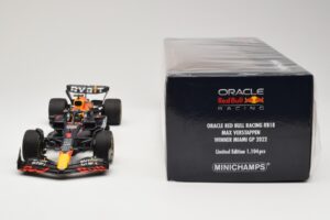 Red Bull Racing RB18 #1 M. Verstappen Winner Miami GP 2022 Minichamps 1:18 110220501 Metall - pilt 6/6