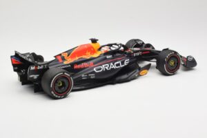 Red Bull Racing RB19 #1 M. Verstappen Winner Spanish GP 2023 Minichamps 1:18 110230801 Metall - pilt 2/6