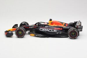 Red Bull Racing RB19 #1 M. Verstappen Winner Spanish GP 2023 Minichamps 1:18 110230801 Metall - pilt 3/6