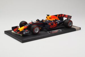 Red Bull Racing Tag Heuer RB13 #3 D. Ricciardo 3rd Place Malaysian GP 2017 Minichamps 1:18 117171503 Metall - pilt 2/6