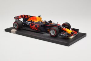 Red Bull Racing Tag Heuer RB13 #3 D. Ricciardo 3rd Place Malaysian GP 2017 Minichamps 1:18 117171503 Metall - pilt 4/6