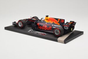Red Bull Racing Tag Heuer RB13 #3 D. Ricciardo 3rd Place Malaysian GP 2017 Minichamps 1:18 117171503 Metall - pilt 5/6