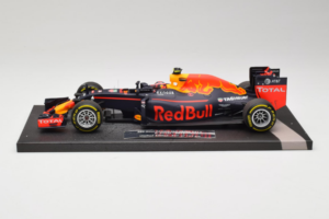 Red Bull RB12 Tag Heuer #26 D. Kvyat Red Bull Racing Showcar 2016 Minichamps 1:18 117160026 Vaik