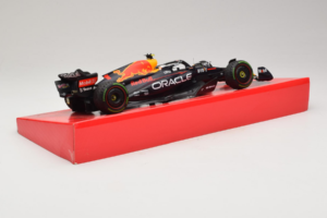 Red Bull RB18 #1 M. Verstappen Oracle Red Bull Racing Japanese Grand Prix Winner World Champion 2022 Minichamps 1:18 11322280 - pilt 3/7