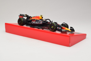 Red Bull RB18 #1 M. Verstappen Oracle Red Bull Racing Japanese Grand Prix Winner World Champion 2022 Minichamps 1:18 11322280 - pilt 4/7