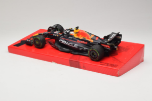 Red Bull RB18 #1 M. Verstappen Oracle Red Bull Racing Japanese Grand Prix Winner World Champion 2022 Minichamps 1:18 11322280 - pilt 5/7