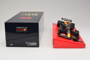 Red Bull RB18 #1 M. Verstappen Oracle Red Bull Racing Japanese Grand Prix Winner World Champion 2022 Minichamps 1:18 11322280 - pilt 6/7