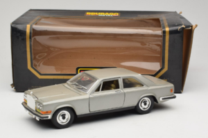 Rolls-Royce Camargue Hõbedane Bburago 1:18 3001-M2 Metall - pilt 8/8