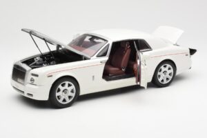 Rolls-Royce Phantom Coupe English Valge Hõbedane Kyosho 1:18 08861EW Metall - pilt 2/8