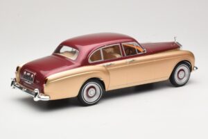 Rolls-Royce Silver Cloud III Flying Spur H.J. Mulliner Punane & Kuldne MCG 1:18 MCG18132 Metall - pilt 2/6