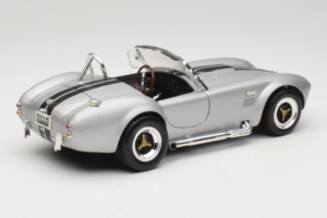 Shelby Cobra 427S/C Hõbedane Mustade Triipudega Road Signature 1:18 92058 Metall - pilt 3/8