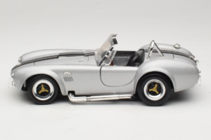Shelby Cobra 427S/C Hõbedane Mustade Triipudega Road Signature 1:18 92058 Metall - pilt 4/8