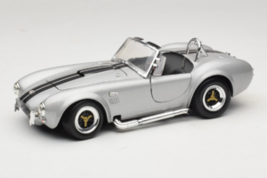 Shelby Cobra 427S/C Hõbedane Mustade Triipudega Road Signature 1:18 92058 Metall