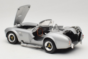 Shelby Cobra 427S/C Hõbedane Mustade Triipudega Road Signature 1:18 92058 Metall - pilt 5/8