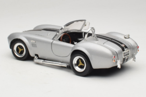 Shelby Cobra 427S/C Hõbedane Mustade Triipudega Road Signature 1:18 92058 Metall - pilt 7/8