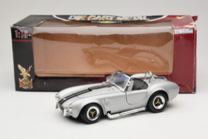 Shelby Cobra 427S/C Hõbedane Mustade Triipudega Road Signature 1:18 92058 Metall - pilt 8/8