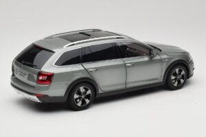 Skoda Octavia Mk4 Combi Roheline Paudi Model 1:18 ZMR000005GRU Metall - pilt 3/8