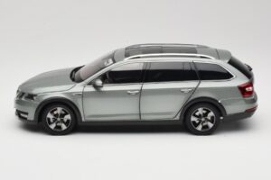 Skoda Octavia Mk4 Combi Roheline Paudi Model 1:18 ZMR000005GRU Metall - pilt 4/8